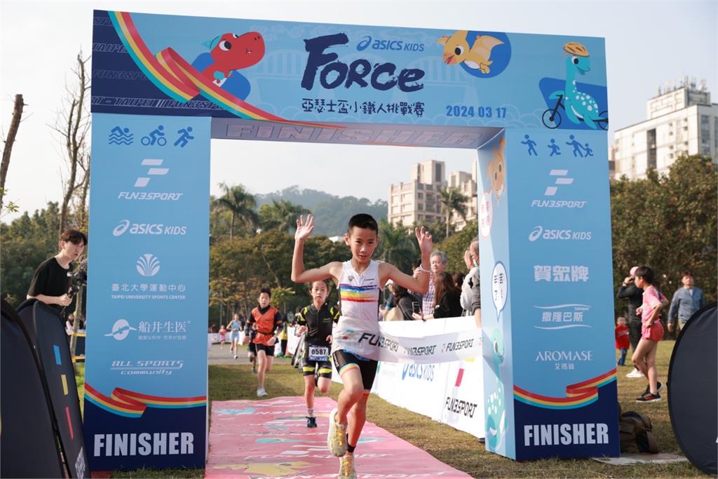 ▲船井生醫提供2024 Force Kids小鐵人挑戰賽(台北場)船井高成長系列商，為小鐵人提供營養補給。 (※圖片提供：瘋三鐵股份有限公司)